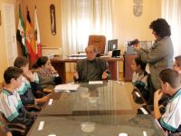 alcalde entrevistado por los niños