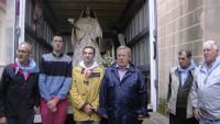 Varios miembros de la hermandad con la virgen de la Aurora