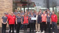 empleados de burger king en la entrega del dinero