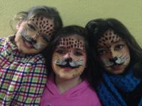 niñas en el taller de maquillaje carnavalero