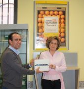 Paqui Tena recogiendo su premio en Correos