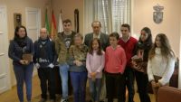 ganadores y jurado del certamen de cuentos, junto al alcalde