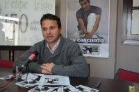 joaquin pineda presentando el concierto de Ketito