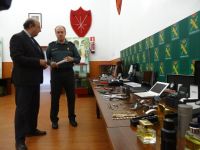 El delegado y el teniente coronel con los efectos intervenidos