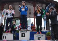 raquel gómez en el podio