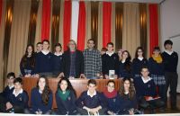 Alumnos y profesorado con el escritor