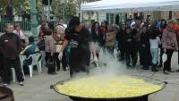 elaboración de la tortilla gigante de Villanueva de la Serena (foto RAÚL HABA)