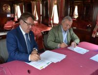 firma de la promoción en el tren al andalus