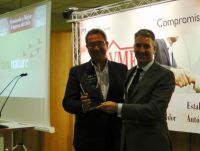 Atanasio Naranjo recogiendo el premio
