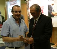 Juan Carlos Castro de Iberitos recogiendo la mención