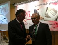 Fidel Mora  recogiendo su premio