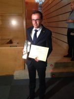 el alcalde con el premio Escoba de Oro