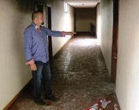 El agente Quique Romero muestra el piso incendiado