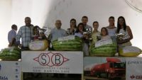 La familia Manchado, con sus trofeos logrados en el concurso de sandías y melones