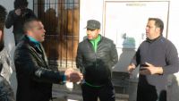 El alcalde de Mengabril hablando con varios vecinos rumanos