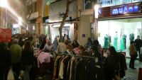 Muñoz en el mercadillo outlet de Don Benito