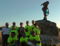 familiares de Ismael Herrador junto a la escultura del niño futbolista convertido en ángel