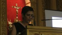 montserrat ramos presentando la revista