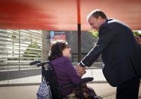 monago saludando a una mujer con discapacidad