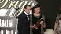 entrega de premio a ganadora año pasado