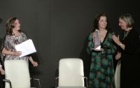 entrega de premio a ganadora año pasado
