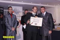 emilio con el premio