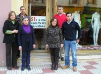 en favor de los coches en la avenida