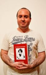 daniel cortés con su libro
