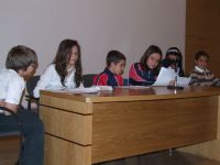 alumnos leyendo El Quijote