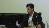 santiago guerra dando la conferencia