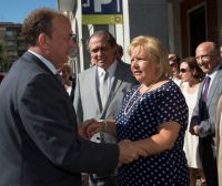monago saluda a ángeles Pedraza en presencia de Mariano Gallego