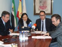 miguel sánchez, a la izquierda de la foto