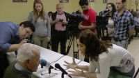juan atendiendo a los periodistas