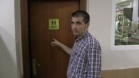 el camarero muestra dónde les encerraron