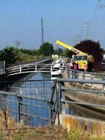 extracción del coche del canal en Don Benito