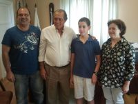 Ínigo con su madre, el alcalde y el concejal Valadés