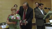 paquita recibiendo su premio