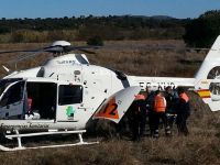 Efectivos de protección civil en labores de auxilio en el accidente