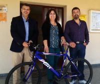 entrega de la bici a Soraya Pajuelo