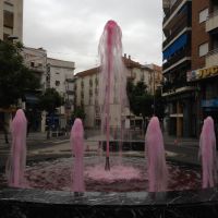 fuente rosa en foto del ayuntamiento de Villanueva