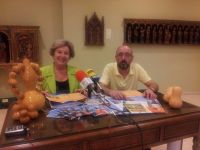 María Jose Valadés y Andrés Arroyo, presentando los actos