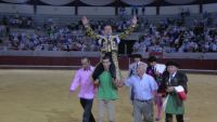 Antonio Ferrera saliendo a hombros en Don Benito