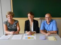 La directora de la UNED en Mérida, con la edil María José Valadés y Jose María Morcillo