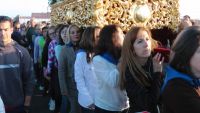 llevando a la Virgen de las Cruces