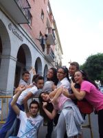 jovenes con el hombre flotante al fondo
