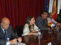 la consejera, el autor y el resto de autoridades