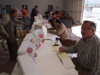 los jueces examinando a los pájaros