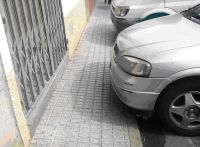 coches en la acera