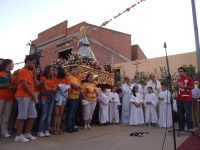 jóvenes con la Virgen