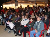 Vecinos en la carpa de las fiestas